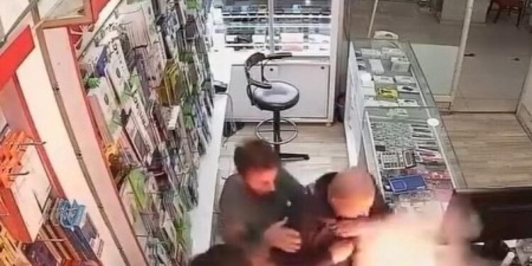 Van’da cep telefonu bataryası bomba gibi patladı