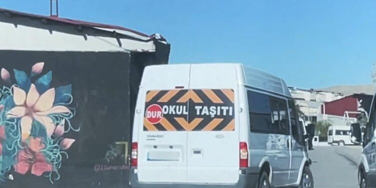 Van’da şok operasyon: Üzerinde ‘okul taşıtı’ yazıyordu, içinden uyuşturucu fışkırdı
