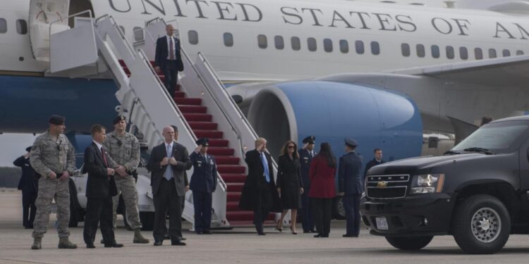 Yakıt molasına zirve sığdırdı! Trump Güneydoğu Asya turunda!