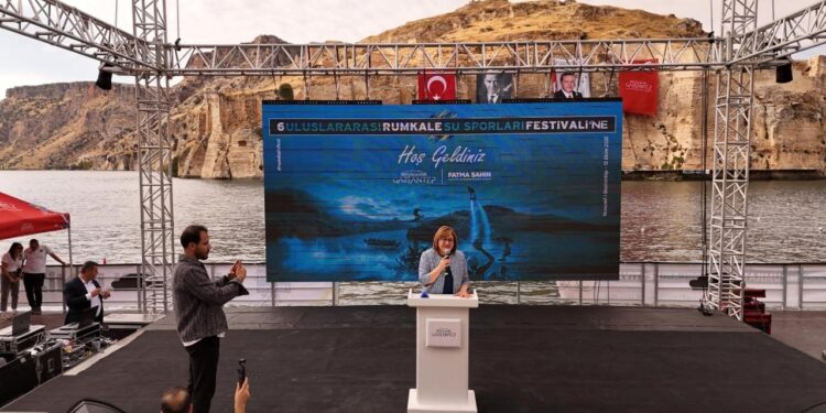 Yaklaşık 1000 sporcunun katıldığı Rumkale Su Sporları Festivali nefes kesti