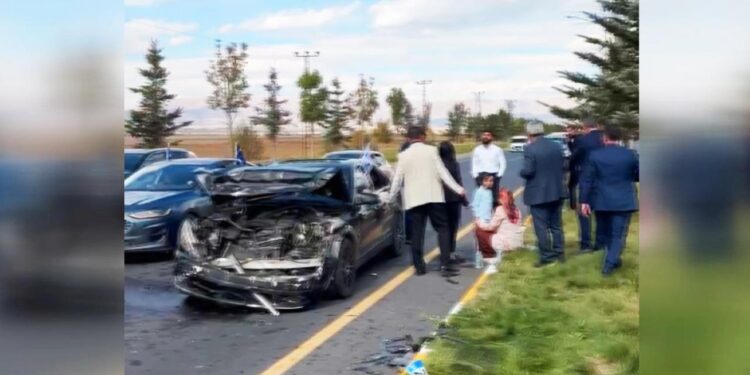 Yavuz Ağıralioğlu’nun konvoyunda kaza: Makam aracı paramparça oldu