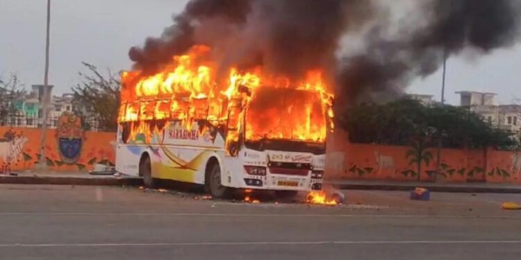 Yolcu otobüsü alev alev yandı: 19 kişi öldü