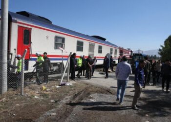 Yolcu treni öğrenci servisine çarptı: Çok sayıda yaralı var!