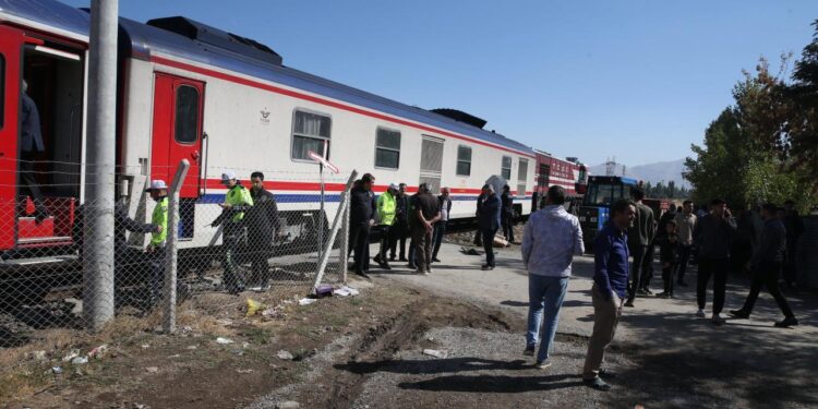 Yolcu treni öğrenci servisine çarptı: Çok sayıda yaralı var!