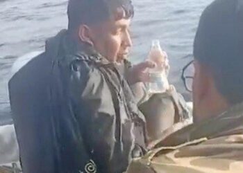 Yunanistan’a geçmek isterken bottan düşen genç 12 saat yüzerek hayatta kaldı