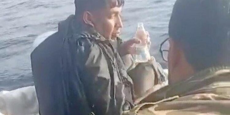 Yunanistan’a geçmek isterken bottan düşen genç 12 saat yüzerek hayatta kaldı