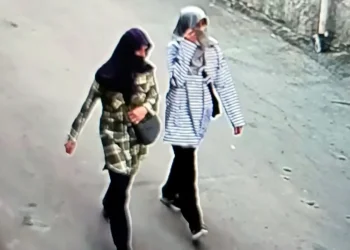 Yüzlerini eşarpla kapatan anne-kızdan hırsızlık şoku