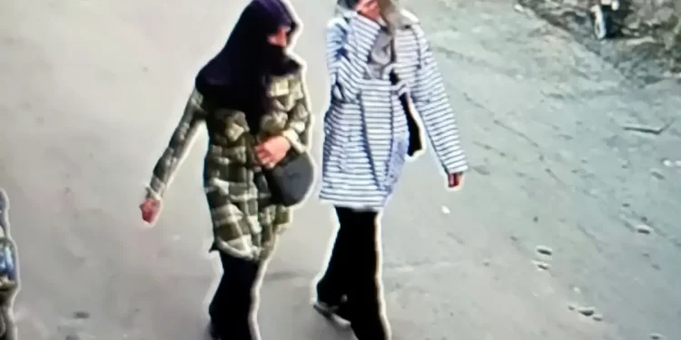 Yüzlerini eşarpla kapatan anne-kızdan hırsızlık şoku