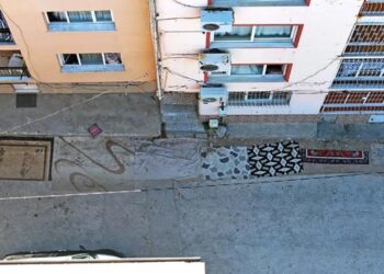 Zarar gören araçlar, çukura düşen insanlar: CHP’li belediyelerde yollara ‘halı’ çözümü!