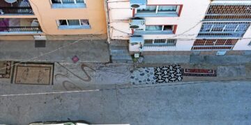 Zarar gören araçlar, çukura düşen insanlar: CHP’li belediyelerde yollara ‘halı’ çözümü!