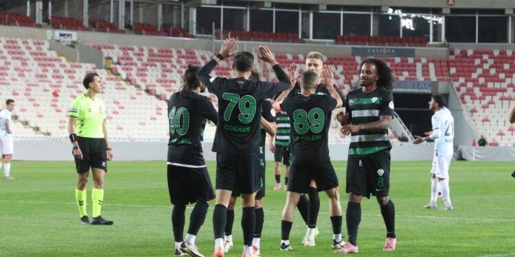 1. Lig’de gol yağmuru! 5 maçtır kazanamayan takım rakibine patladı