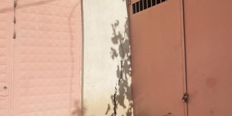 1 metrelik obruklar oluştu, Evlerin duvarları çatladı