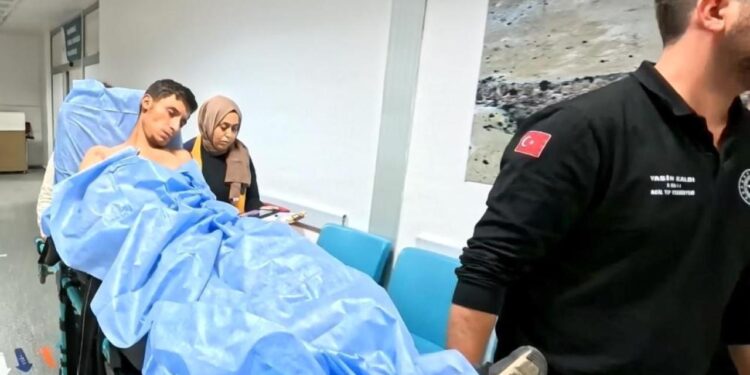 16 yaşındaki çocuk, tartıştığı genci bıçakla ağır yaraladı