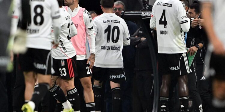 273 maçta sadece 1 kez atılan yıldız, Süper Lig’de kart rekorunu kırdı