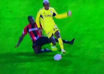 4-0’lık maça damga vurdu! 86’da kırmızı kart çıktı