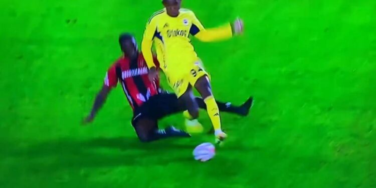 4-0’lık maça damga vurdu! 86’da kırmızı kart çıktı