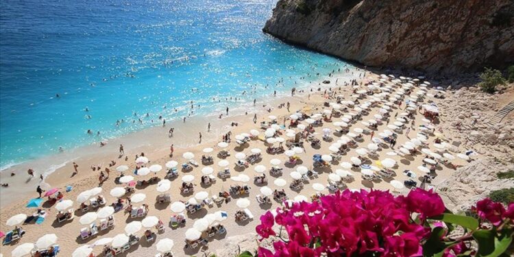 64 milyar dolar turizm gelirine ulaşılması bekleniyor!