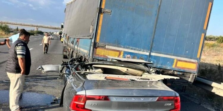 Adana’da korkunç kaza: TIR’a ok gibi saplandı