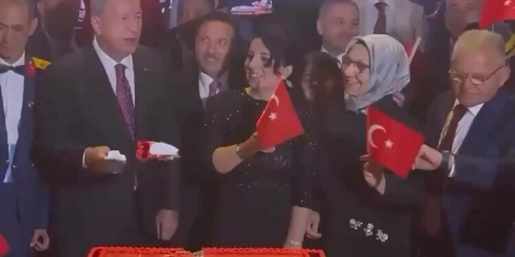 Algıya olguyla cevap: ‘Hulusi Akar, çocuğa kılıçla pasta yedirdi’ yalanı