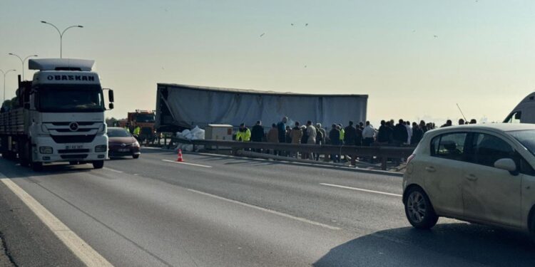 Anadolu Otoyolu’nda kaza: Yol kapandı!