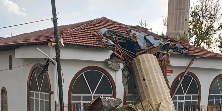 Ankara’da fırtına koptu: Namaz vaktinde minare yıkıldı