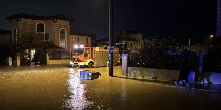 Hortum Antalya’yı yıktı geçti