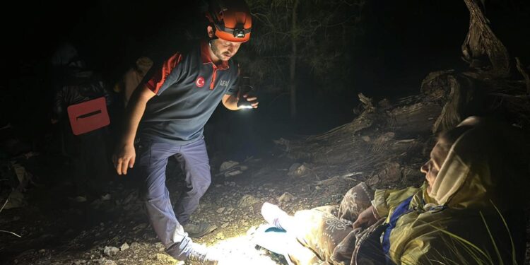 Antalya’da dağlık alanda mahsur kalan Ukraynalı kadın kurtarıldı