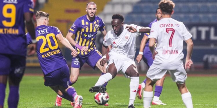 Antalyaspor deplasmandan 3 puanla döndü