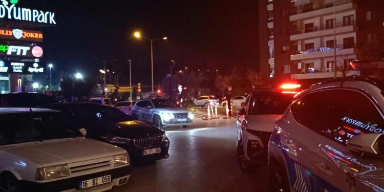 AVM’de bekçilere silah gösteren şüpheli gözaltına alındı