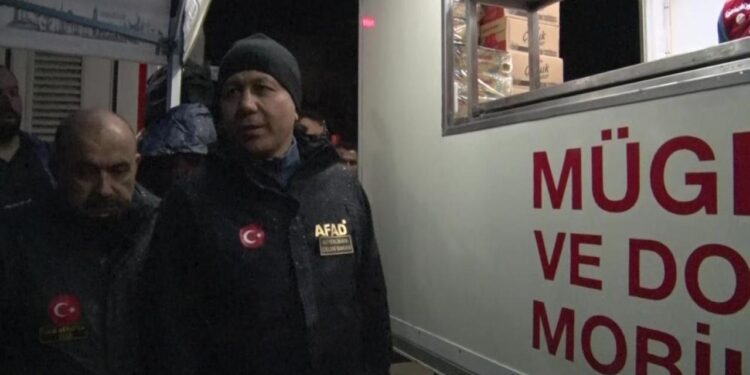 Bakan Yerlikaya, deprem bölgesinde incelemelerde bulundu