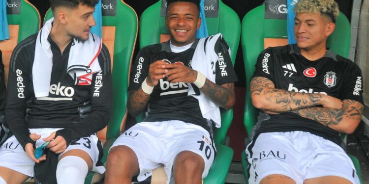 Beşiktaş’ın eski yıldızı Jhon Duran’ı kutladı: ‘Makine’