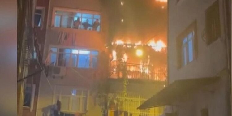 Beyoğlu’nda havai fişeğin patladığı binada yangın: 6 kişi mahsur kaldı