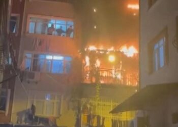 Beyoğlu’nda havai fişeğin patladığı binada yangın: 8 kişi mahsur kaldı