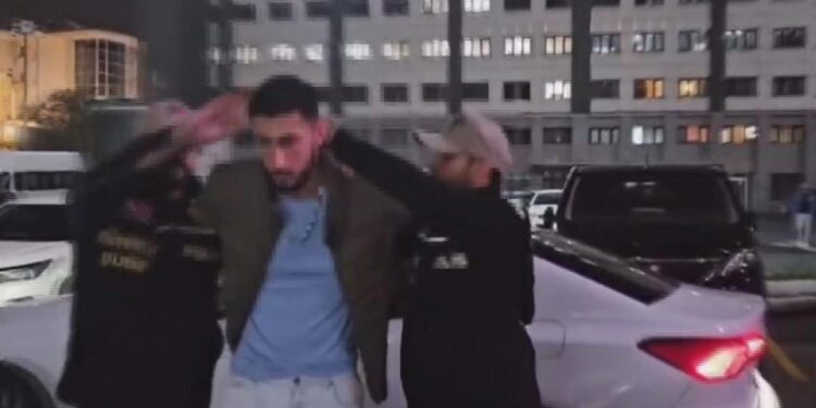 Beyoğlu’nda kadının boynuna tasma takıp gezdirdi: 2 tutuklama