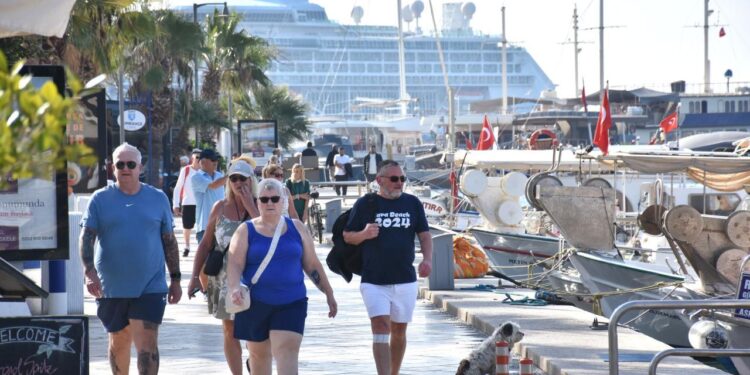 Bodrum’a iki kruvaziyerle 1853 yolcu geldi