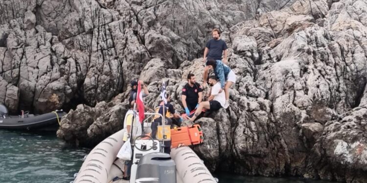 Bodrum’da bot kayalıklara çarptı: 4 yaralı