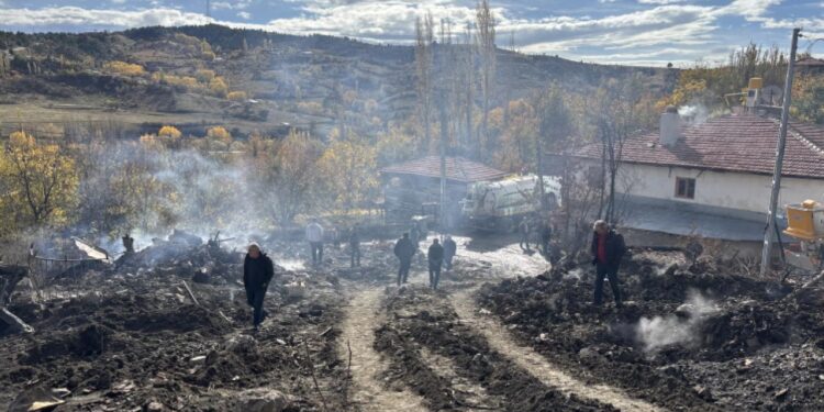 Çankırı’da çıkan yangında 6 ev kullanılamaz hale geldi