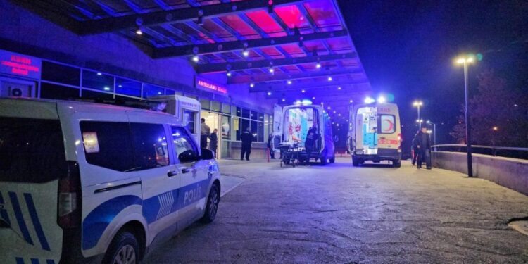 Çorum’da bıçaklı kavgada 2 kişi yaralandı