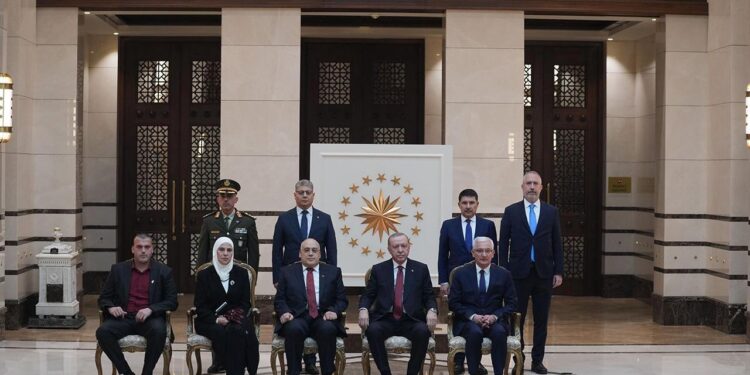 Cumhurbaşkanı Erdoğan’a 5 ülkenin büyükelçisinden güven mektubu