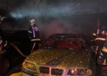 Denizli’de oto galeride çıkan yangında 5 araç hasar gördü