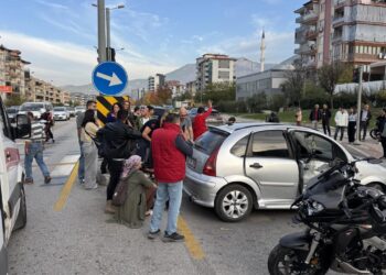 Denizli’de otomobille motosikletin çarpışması sonucu 4 kişi yaralandı