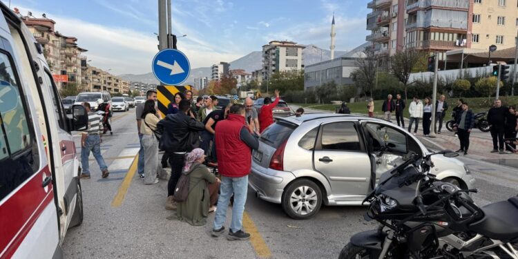 Denizli’de otomobille motosikletin çarpışması sonucu 4 kişi yaralandı