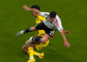 Derbide gerilim arttı! Kartlar havada uçuştu