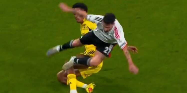 Derbide gerilim arttı! Kartlar havada uçuştu