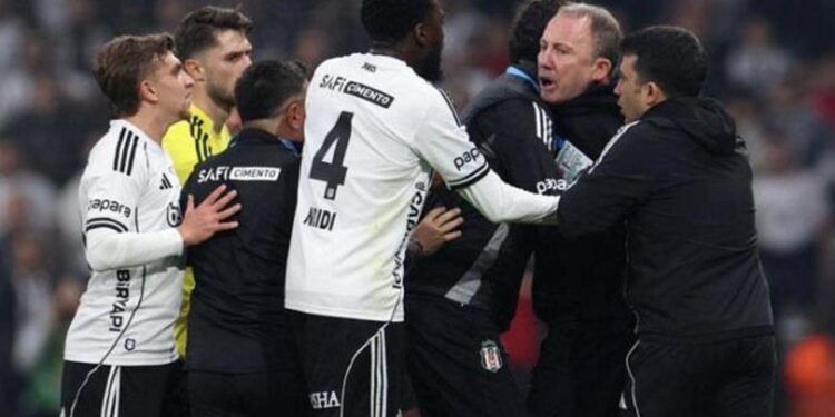 Derbiye damga vuran pozisyonlar! Eski hakemler kararları yorumladı