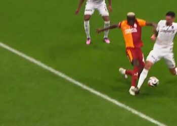 Dev maçın önüne geçen pozisyonlar! Kırmızı kart, iptal edilen gol, penaltı beklentisi