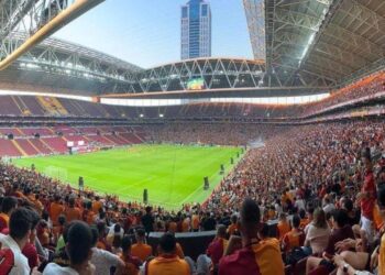 Dev maçta büyük sürpriz! Yıldız isim tribünde