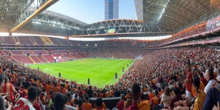 Dev maçta büyük sürpriz! Yıldız isim tribünde