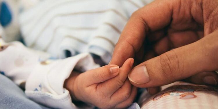 Doğum izinlerine yeni düzenleme: Anne ve babaların izin süreleri uzayabilir