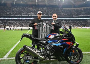 Dünya SuperBike şampiyonu Toprak Razgatlıoğlu motoruyla Tüpraş’ta turladı